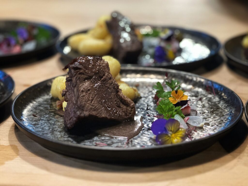 VIP vacsora, üzleti vacsora, exkluzív vacsora, fine dining esemény, céges vacsora, B2B rendezvény, üzleti kapcsolatépítés, üzleti networking, prémium gasztronómiai élmény, VIP esemény, elegáns vacsora, exkluzív üzleti esemény, céges rendezvény, partner vacsora, üzleti vacsora Budapest, privát vacsorahelyszín, különleges helyszínek, séf vacsora, gasztronómiai élmény, üzleti vendéglátás